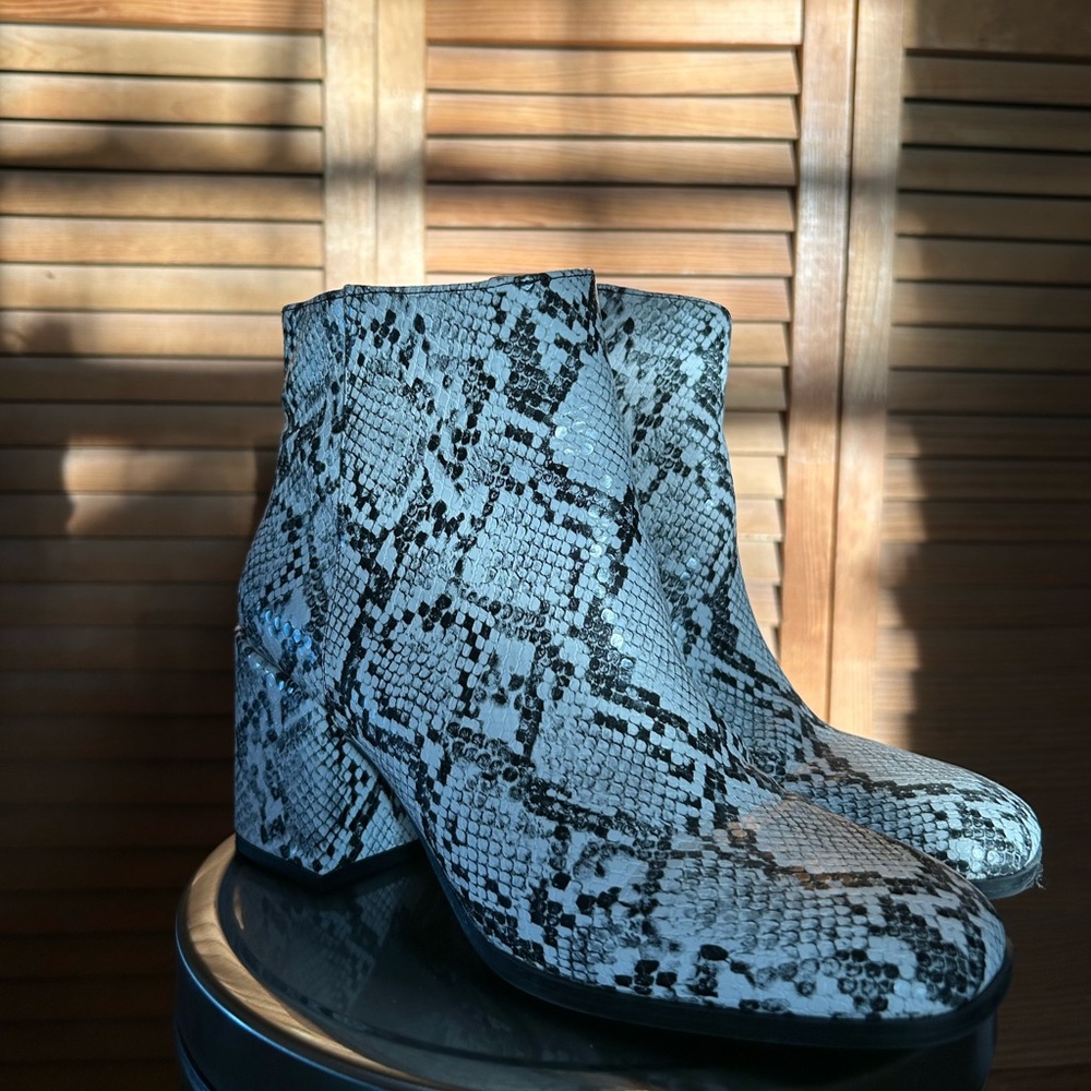 Ankle boot snakeskin heels